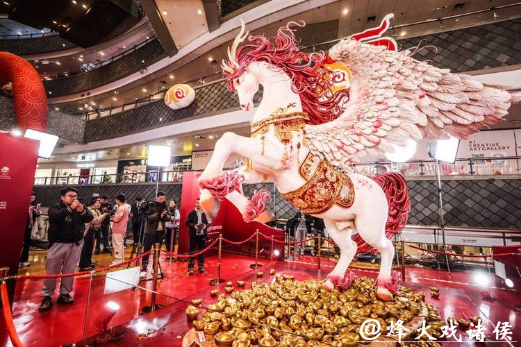 魔都新春打卡新机位！4米巨型糖艺作品《天马》空降陆家嘴