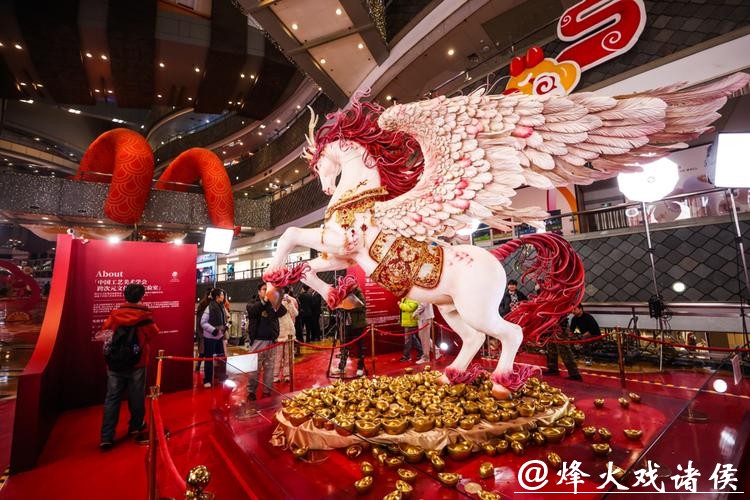 魔都新春打卡新机位！4米巨型糖艺作品《天马》空降陆家嘴