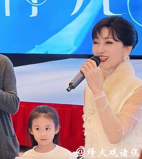 赵雅芝70岁,孙女颜值却冲上热搜!看清正脸后网友惊了:这隔代遗传绝了 赵雅芝70岁,孙女颜值却冲上热搜!看清正脸后网友惊了:这隔代遗传绝了