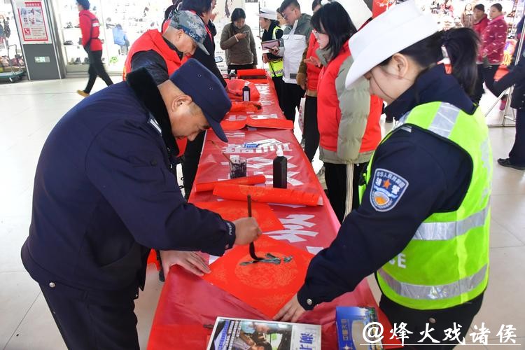 安全宣讲、写春联、送祝福……警民同心“暖”了留沪务工人员的心 安全宣讲、写春联、送祝福……警民同心“暖”了留沪务工人员的心