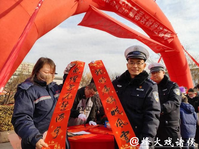 安全宣讲、写春联、送祝福……警民同心“暖”了留沪务工人员的心 安全宣讲、写春联、送祝福……警民同心“暖”了留沪务工人员的心