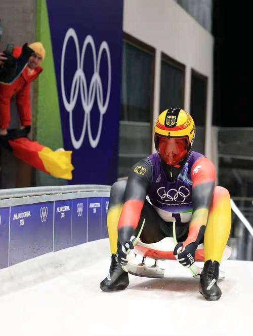 四次滑行四破纪录 德国选手朗根汉摘得雪橇男子单人金牌