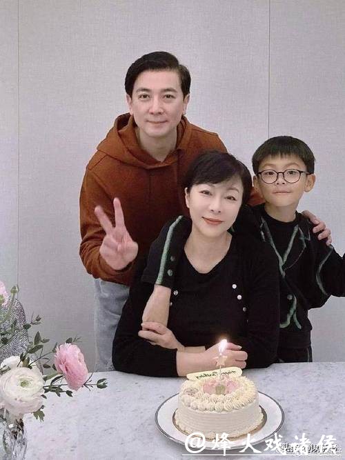 黄金配角拍戏高产，娶大6岁妻子恩爱14年！